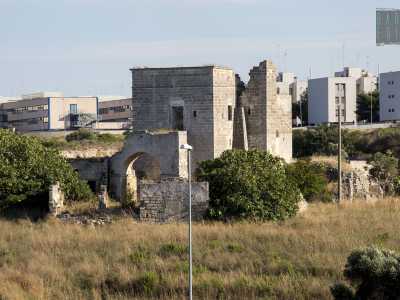 Ritorniamo sul viale principale e dopo aver costeggiato Masseria Triggiani, altra storica costruzione in rovina...